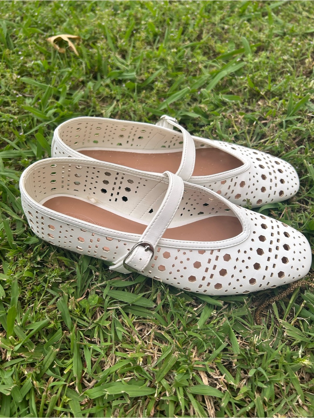 Old Navy White Perforated Mary Jane Flats, Summer Flats Size 6 - Picture 5 of 5